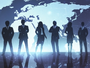 世界地図の前に立つビジネスマン